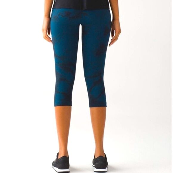 EUC Lululemon Flow & Go 19" Crop Leggings in Alberta Lake (blue) & Black Size 4 - Picture 15 of 16